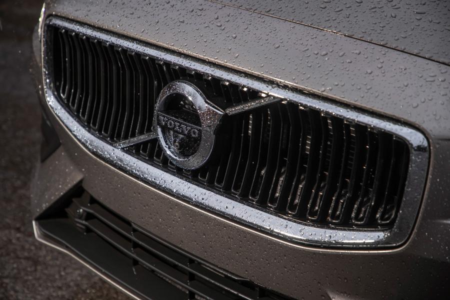 Логотип Volvo S60 T5 Momentum 2018 года  (NA) (фото 38 из 41)